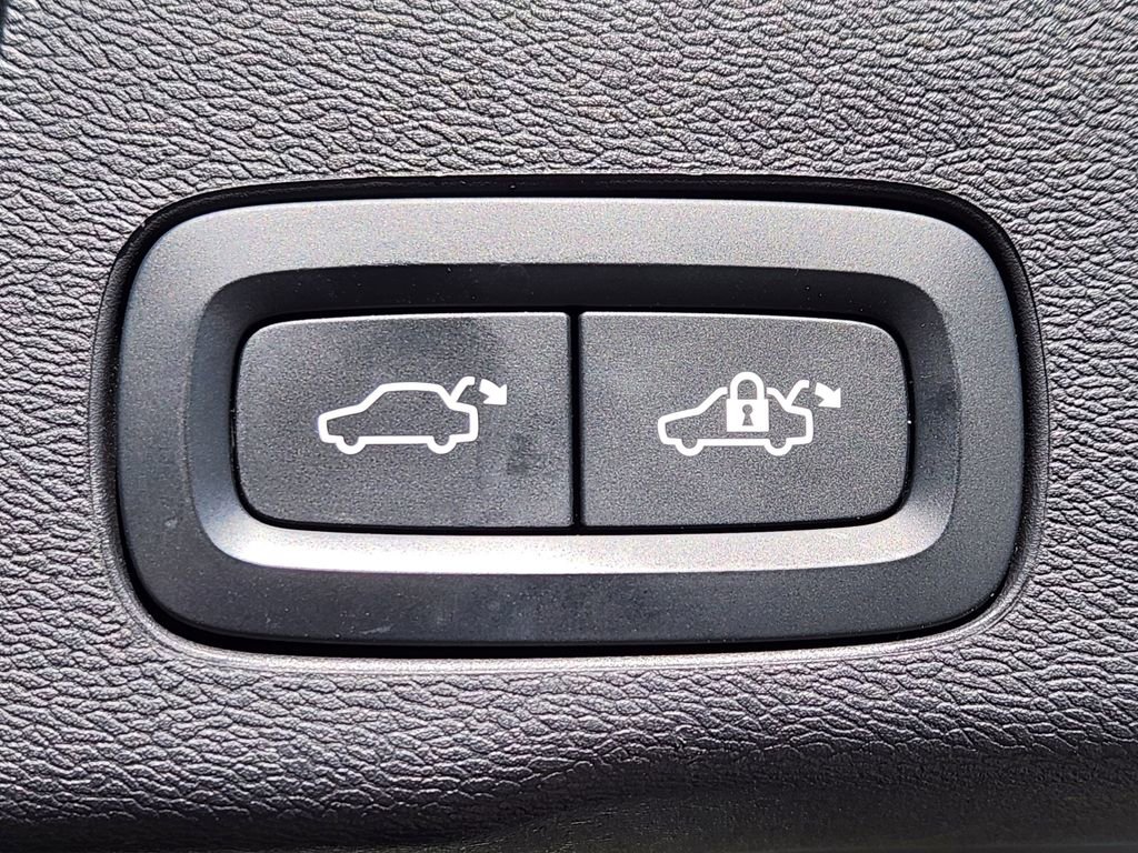 Used 2023 Volvo XC60 T8 Plus AWD/4WD image 25