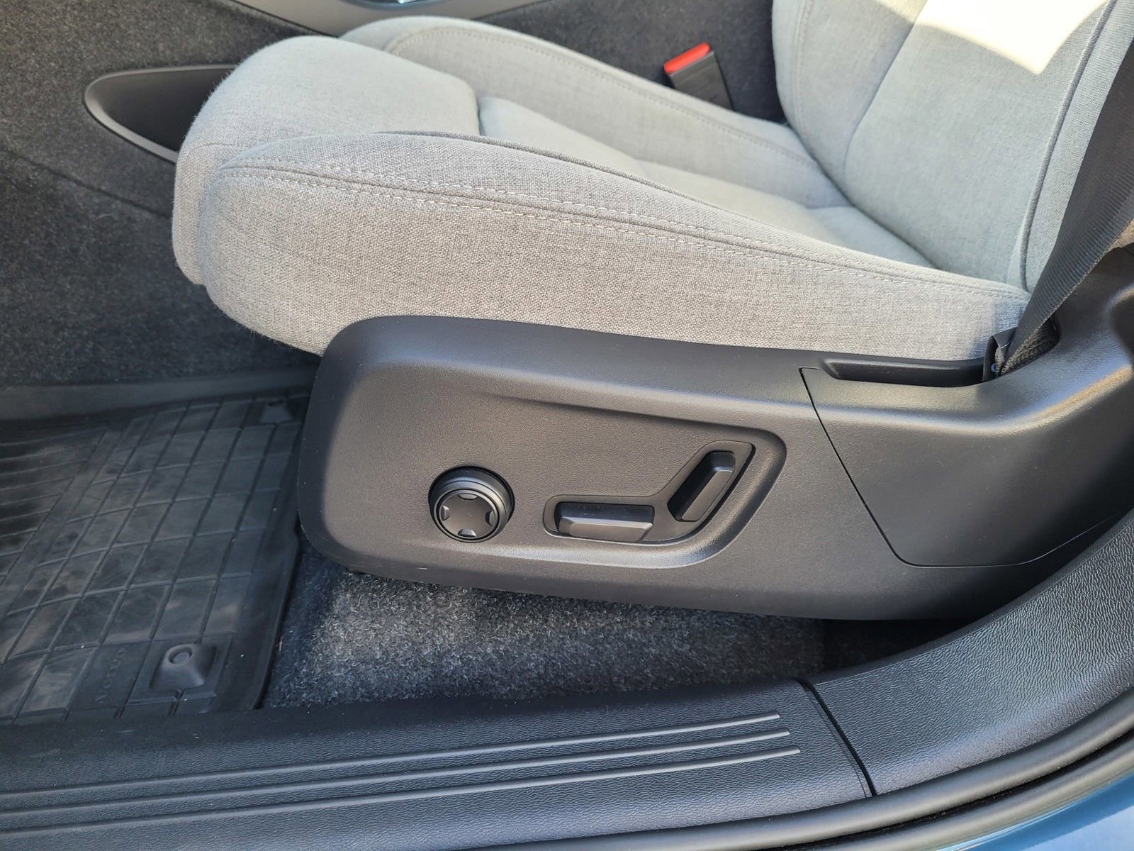 Certified 2023 Volvo XC40 Recharge Ultimate w/ Protection Package Premier image 14