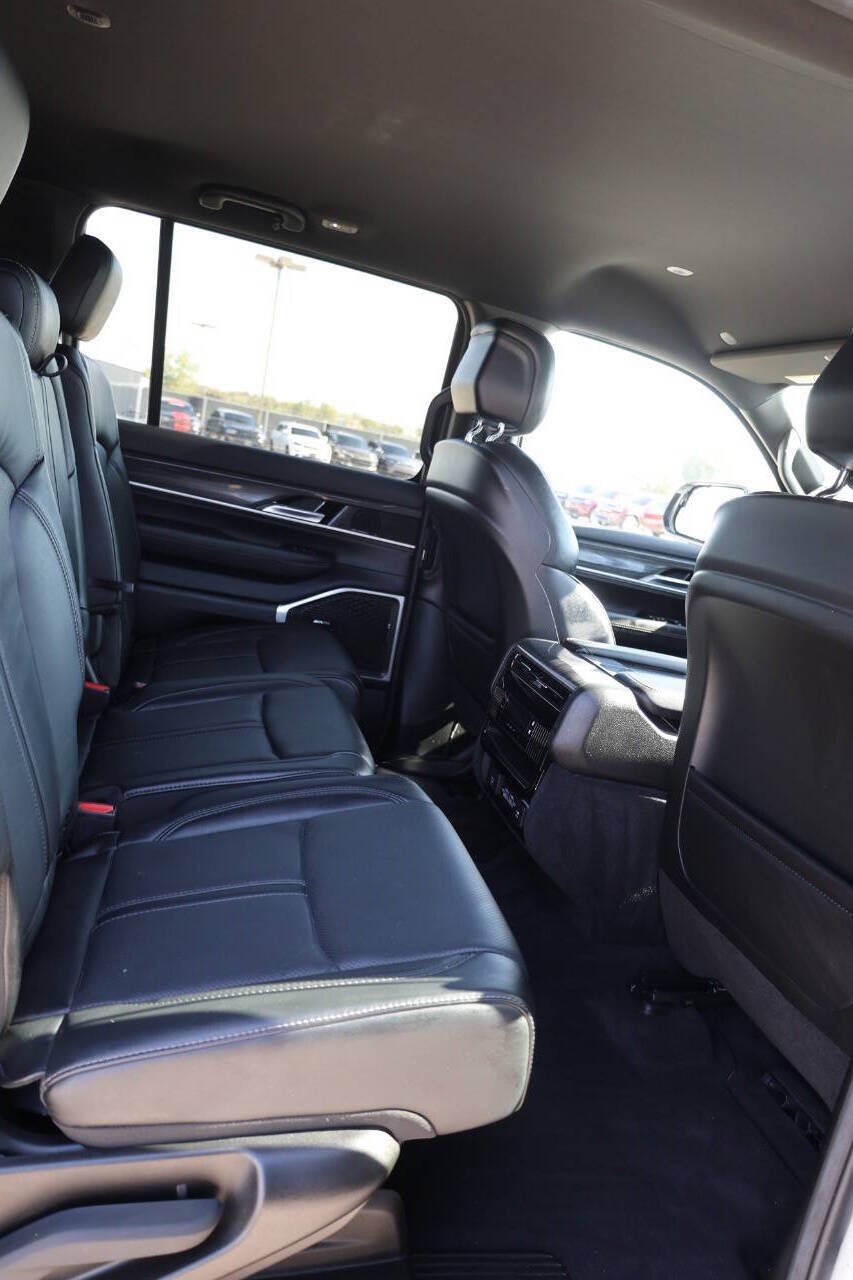 Used 2022 Jeep Wagoneer Series II AWD/4WD image 16