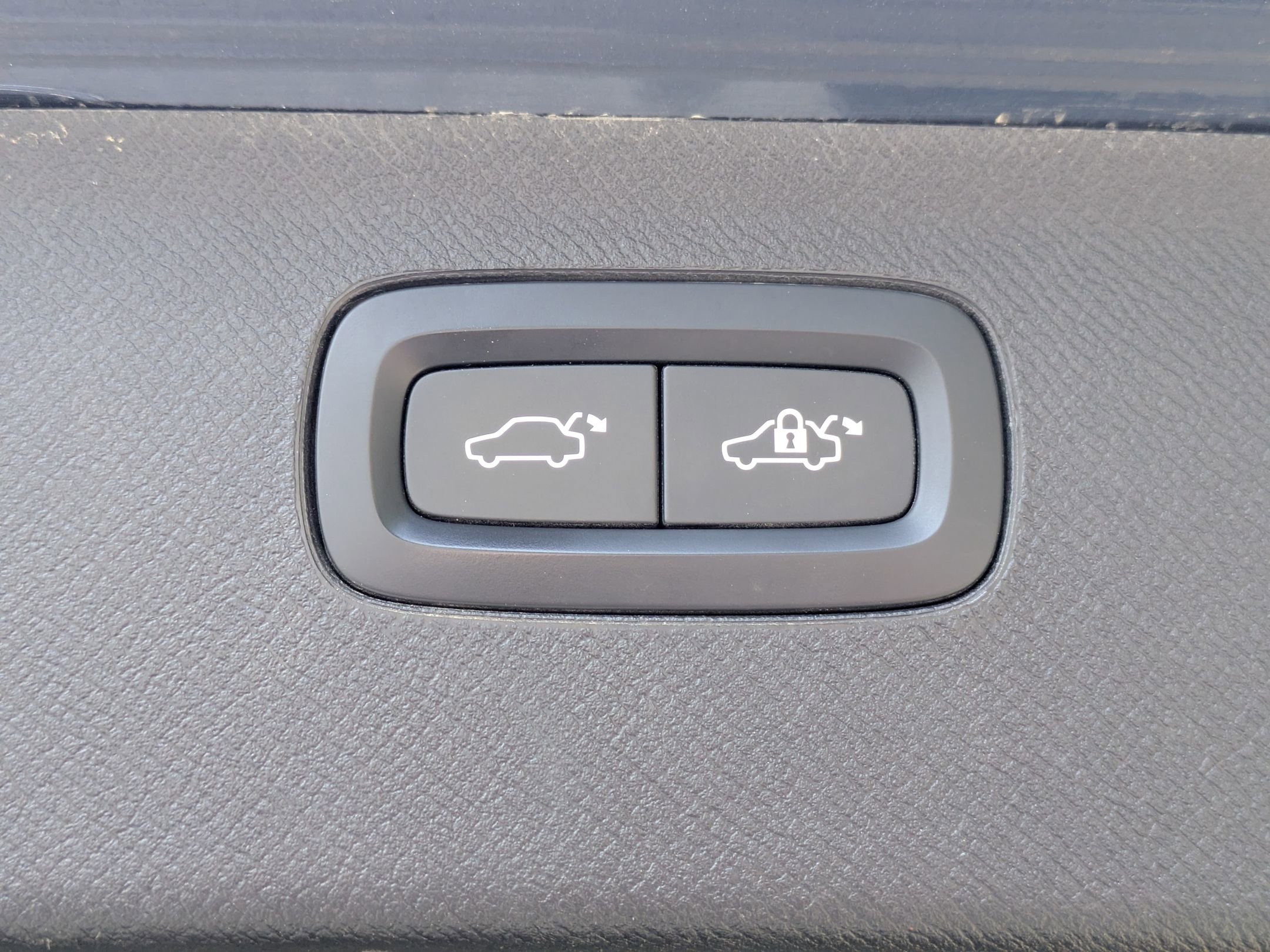 Used 2023 Volvo XC90 B6 Ultimate w/ Protection Package image 33