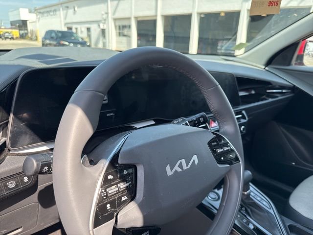 Used 2025 Kia Niro SX image 10