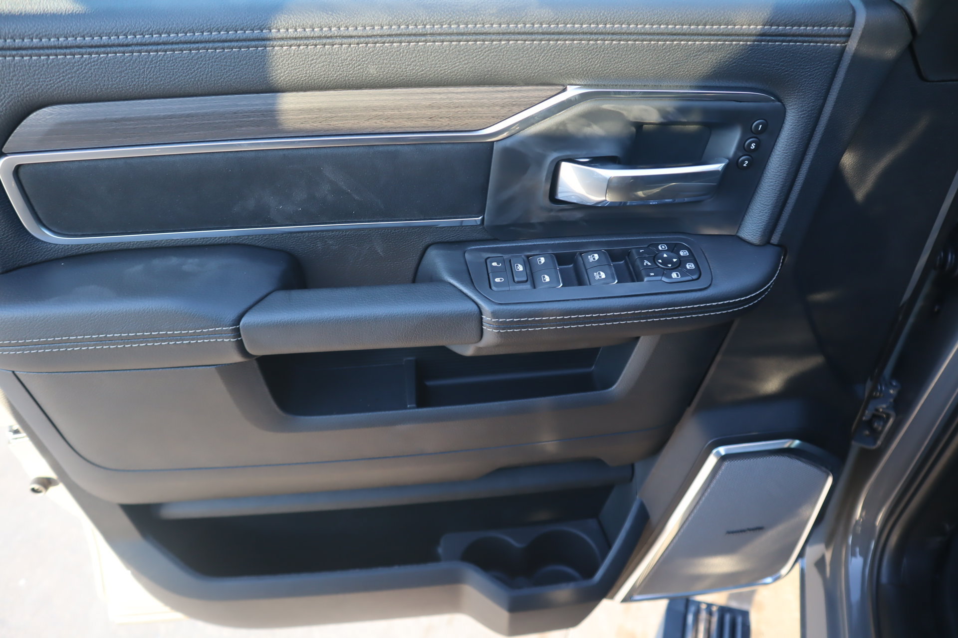 New 2027 RAM 3500 Laramie AWD/4WD image 18