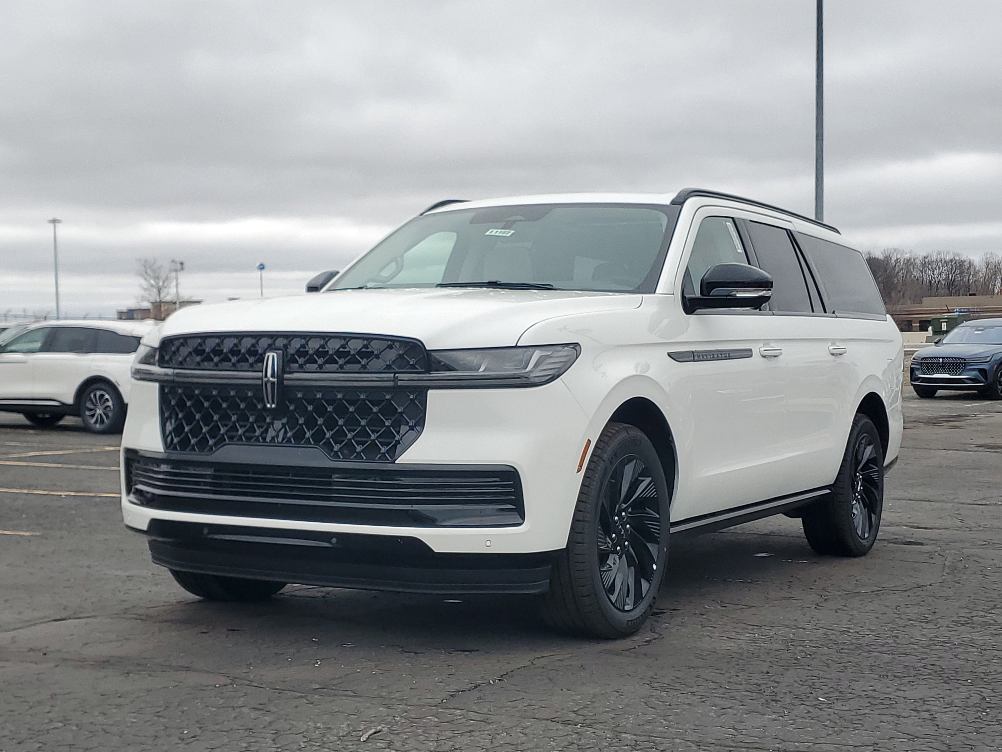 New 2026 Lincoln Navigator L Reserve AWD/4WD image 2
