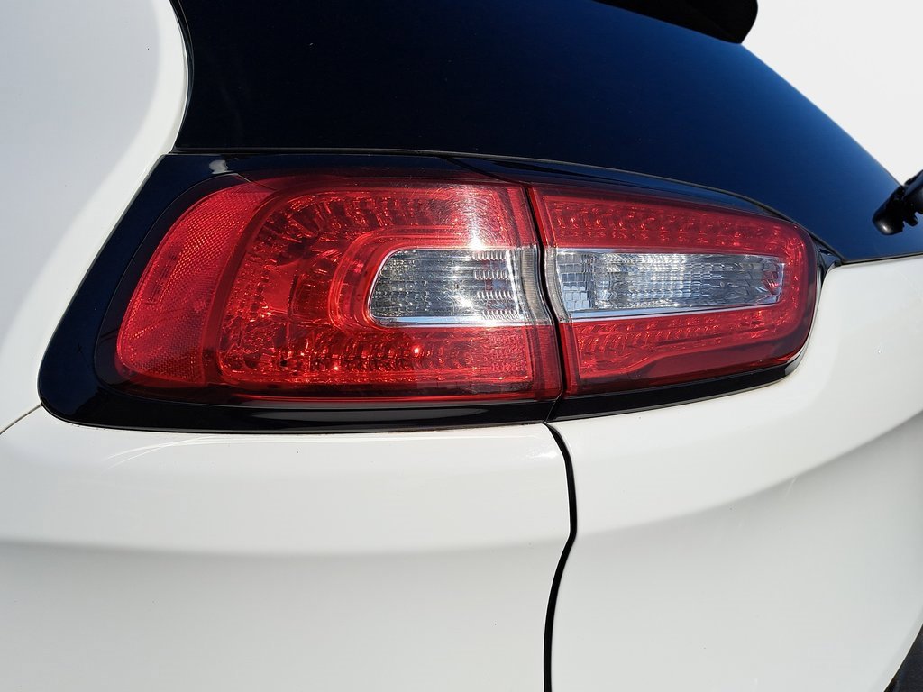 Used 2017 Jeep Cherokee Limited image 31