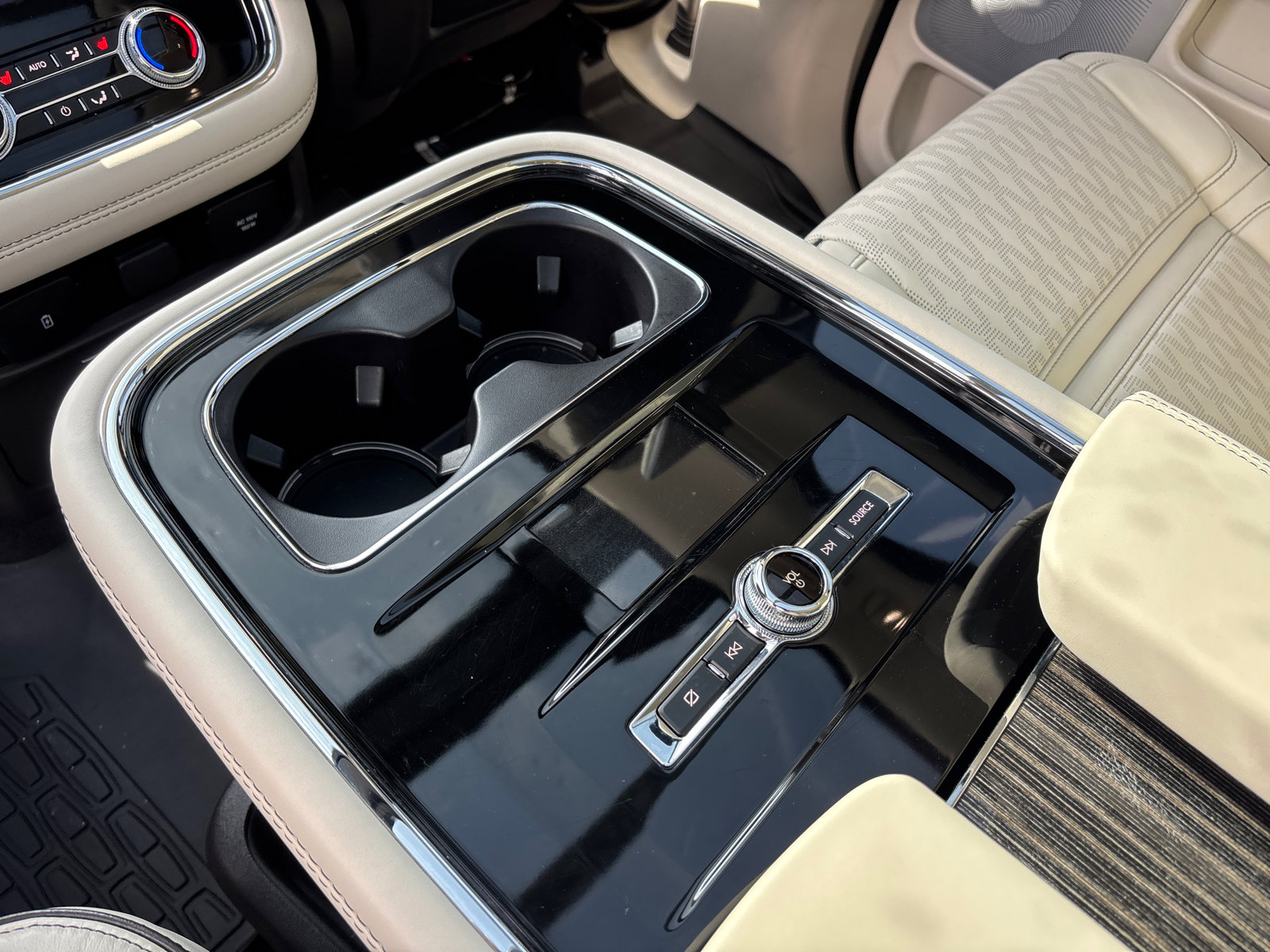 Used 2021 Lincoln Navigator Black Label w/ Cargo Convenience Package image 33