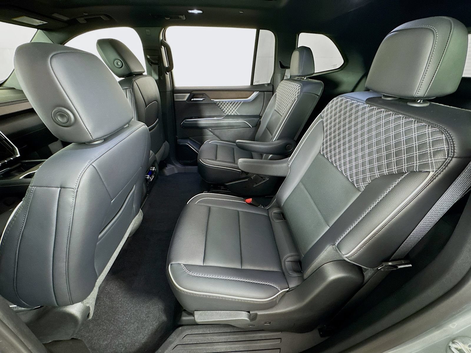 Used 2024 GMC Acadia Denali w/ Super Cruise Package FWD image 18