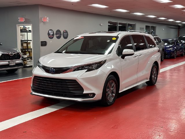 Certified 2025 Toyota Sienna XLE FWD image 7