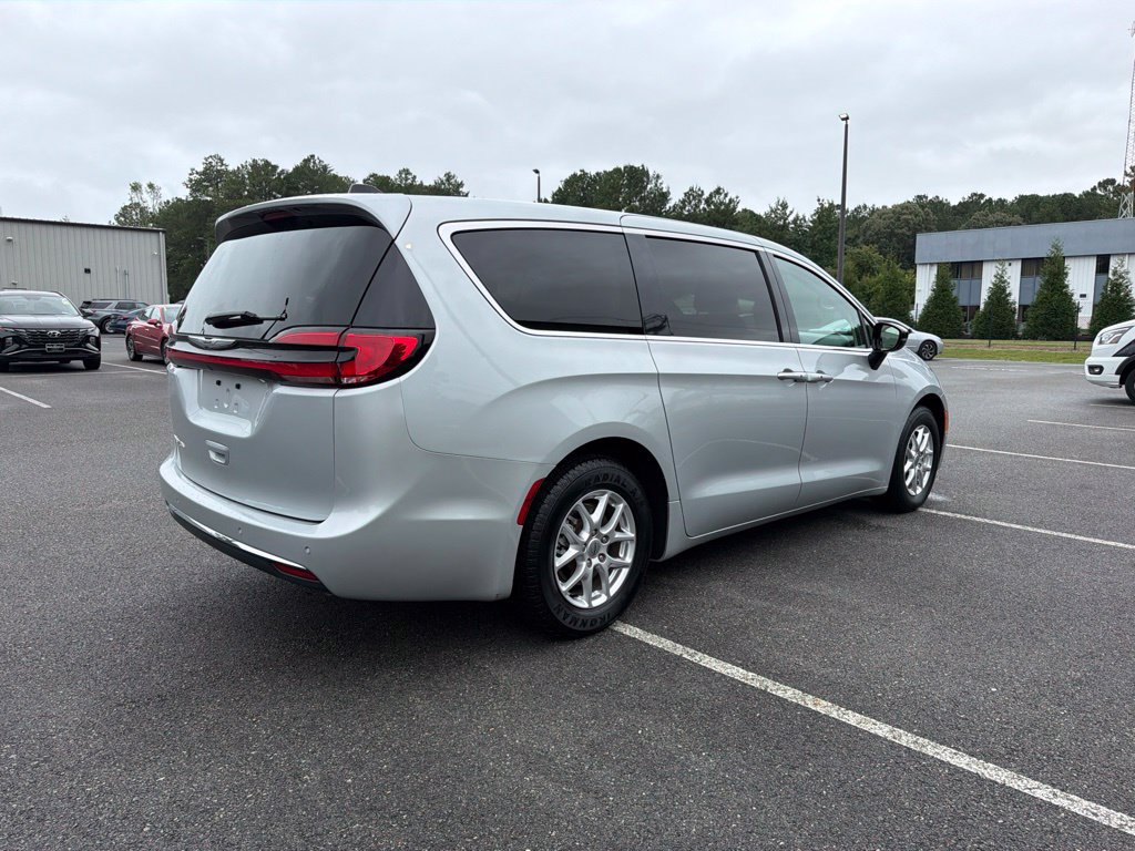 Used 2024 Chrysler Pacifica Touring-L FWD image 5