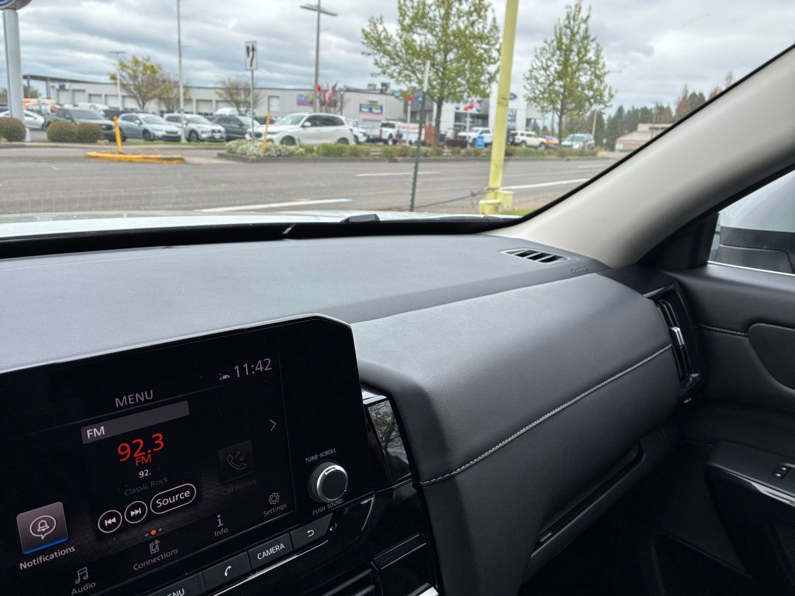 Used 2025 Nissan Pathfinder SV AWD/4WD image 38