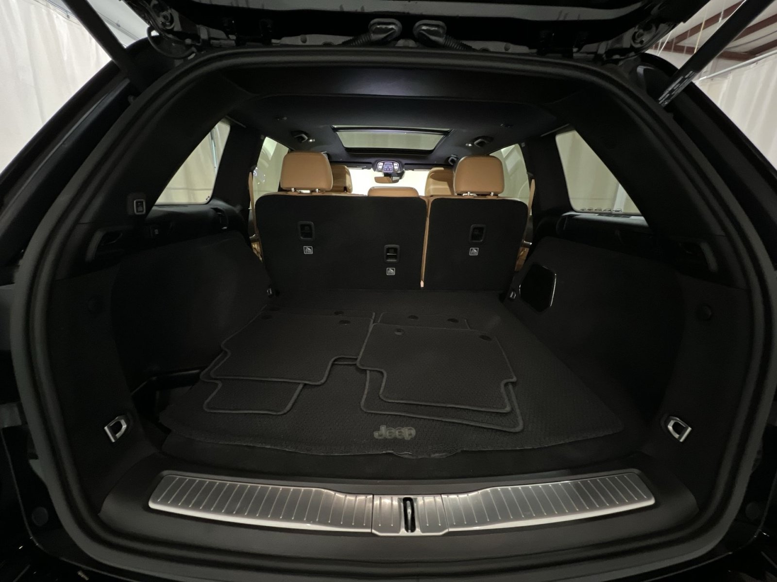 Used 2022 Jeep Grand Cherokee Summit AWD/4WD image 32