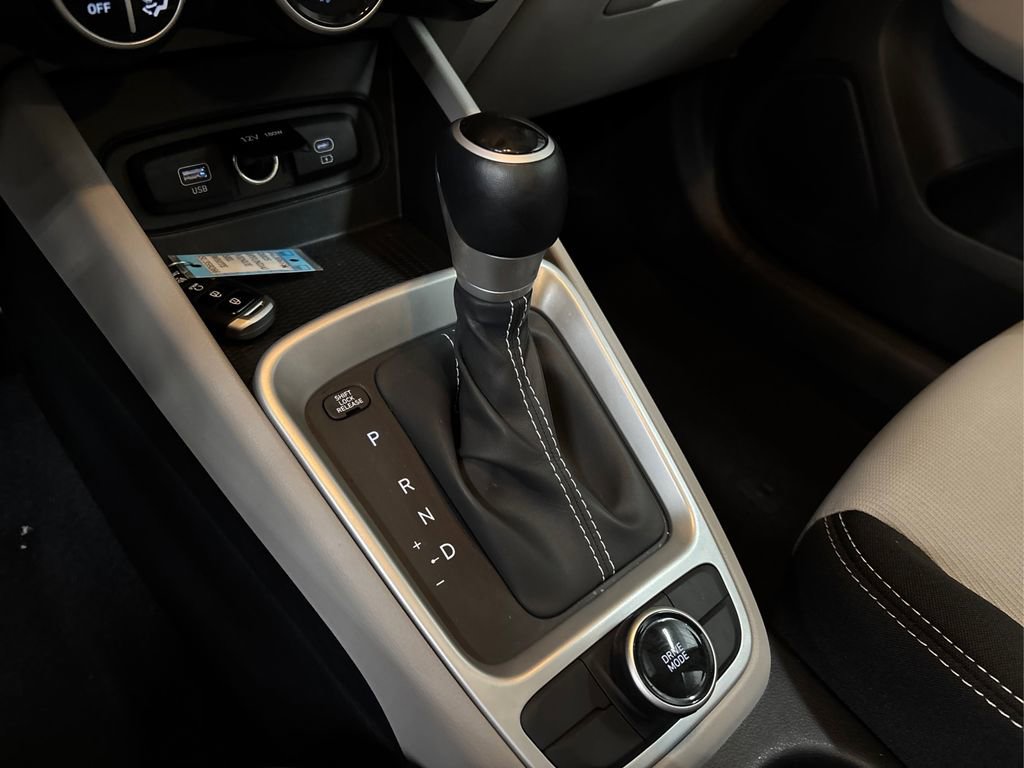 Certified 2025 Hyundai Venue SEL image 32