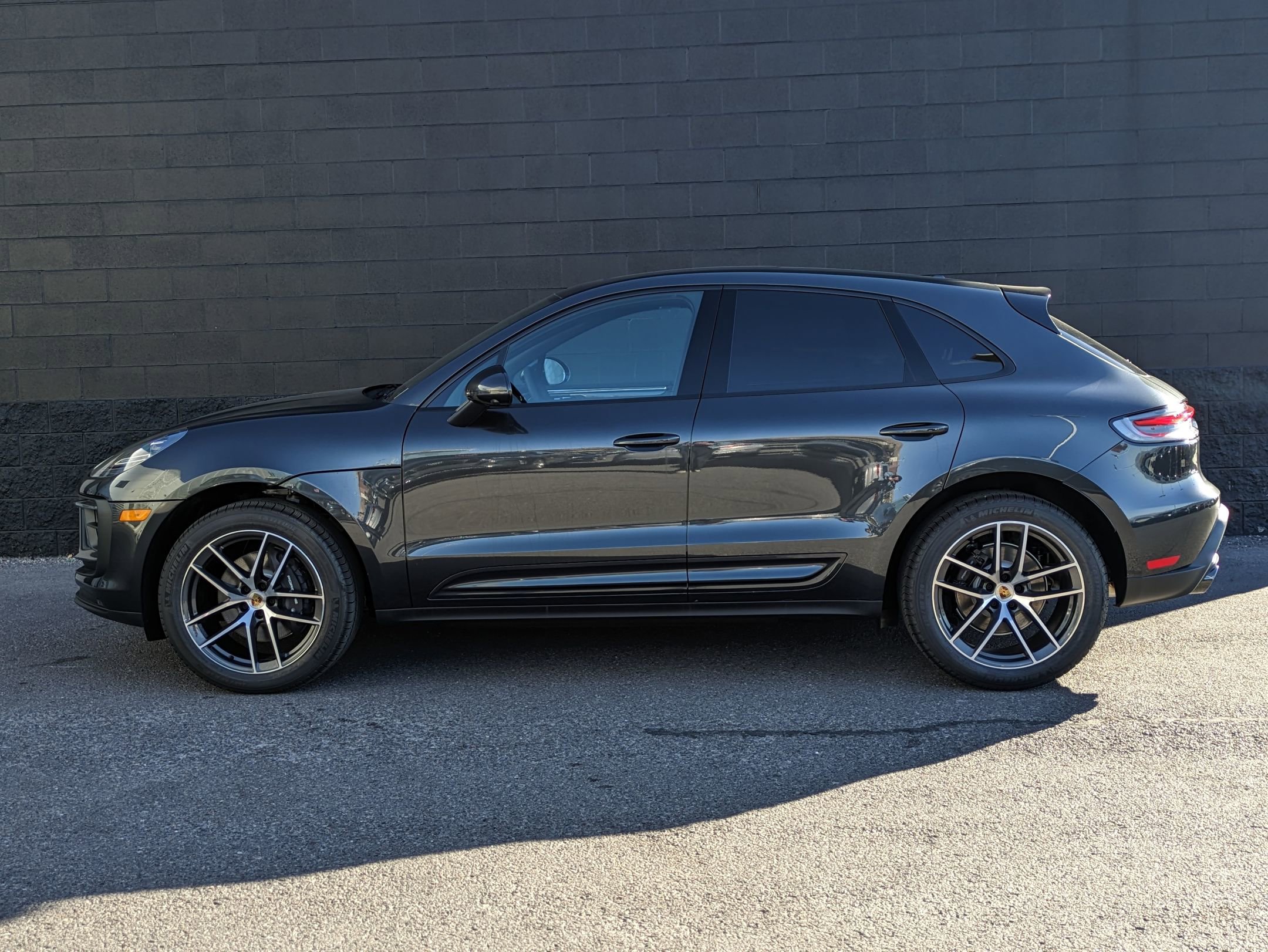 Certified 2025 Porsche Macan image 2