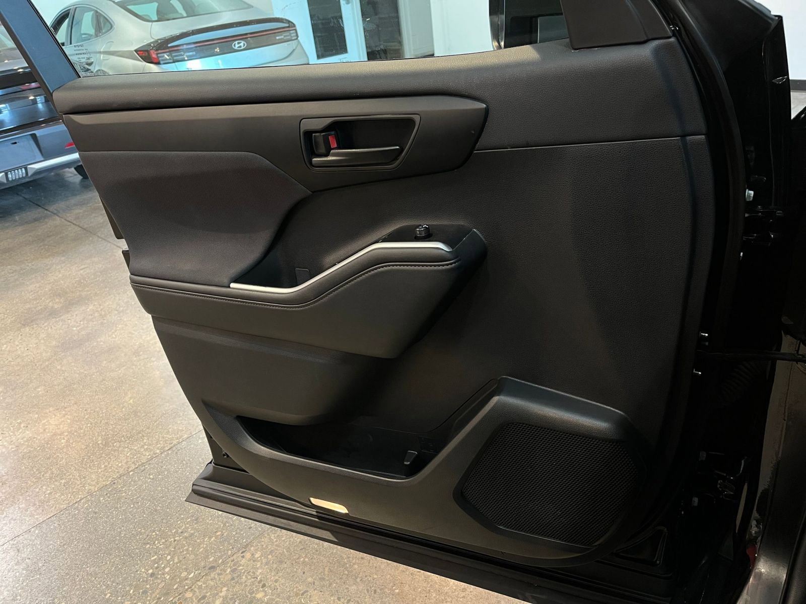 Used 2025 Toyota Highlander LE FWD image 18