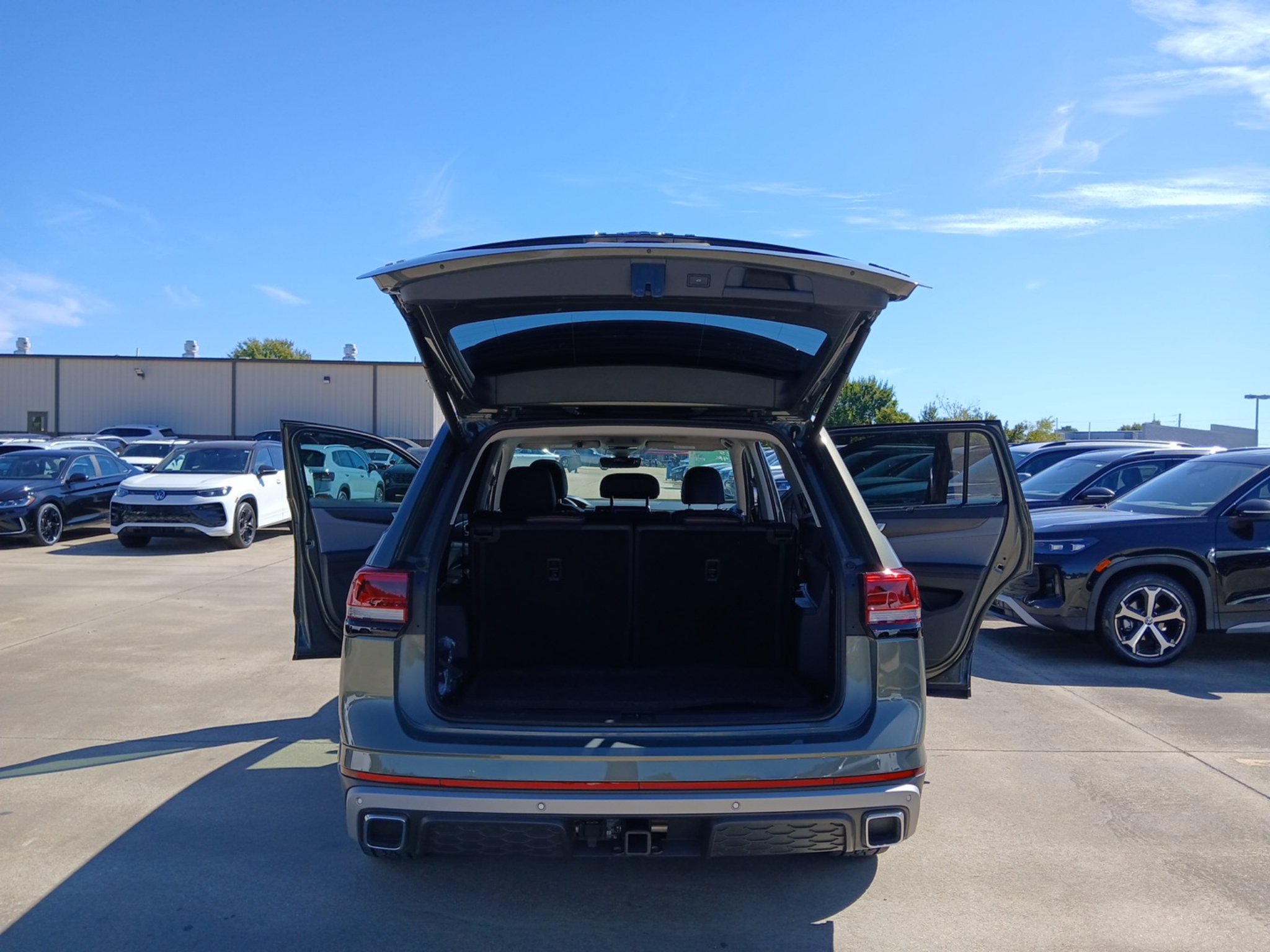 Used 2025 Volkswagen Atlas Peak Edition SE AWD/4WD image 22