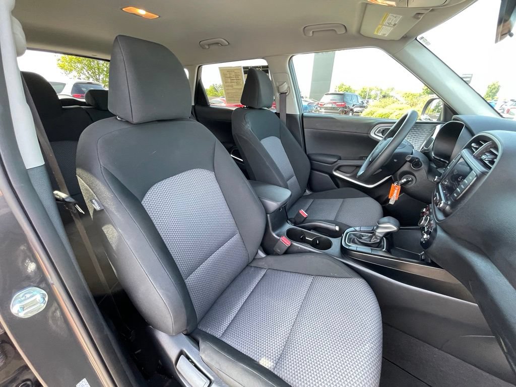 Certified 2025 Kia Soul LX w/ LX Technology Package FWD image 30