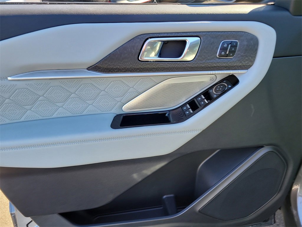 Used 2025 Ford Explorer Platinum w/ Ultimate Package image 16