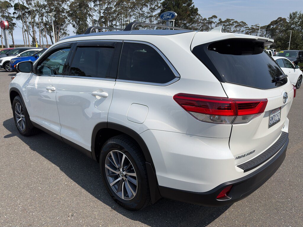 Used 2019 Toyota Highlander XLE AWD/4WD image 3