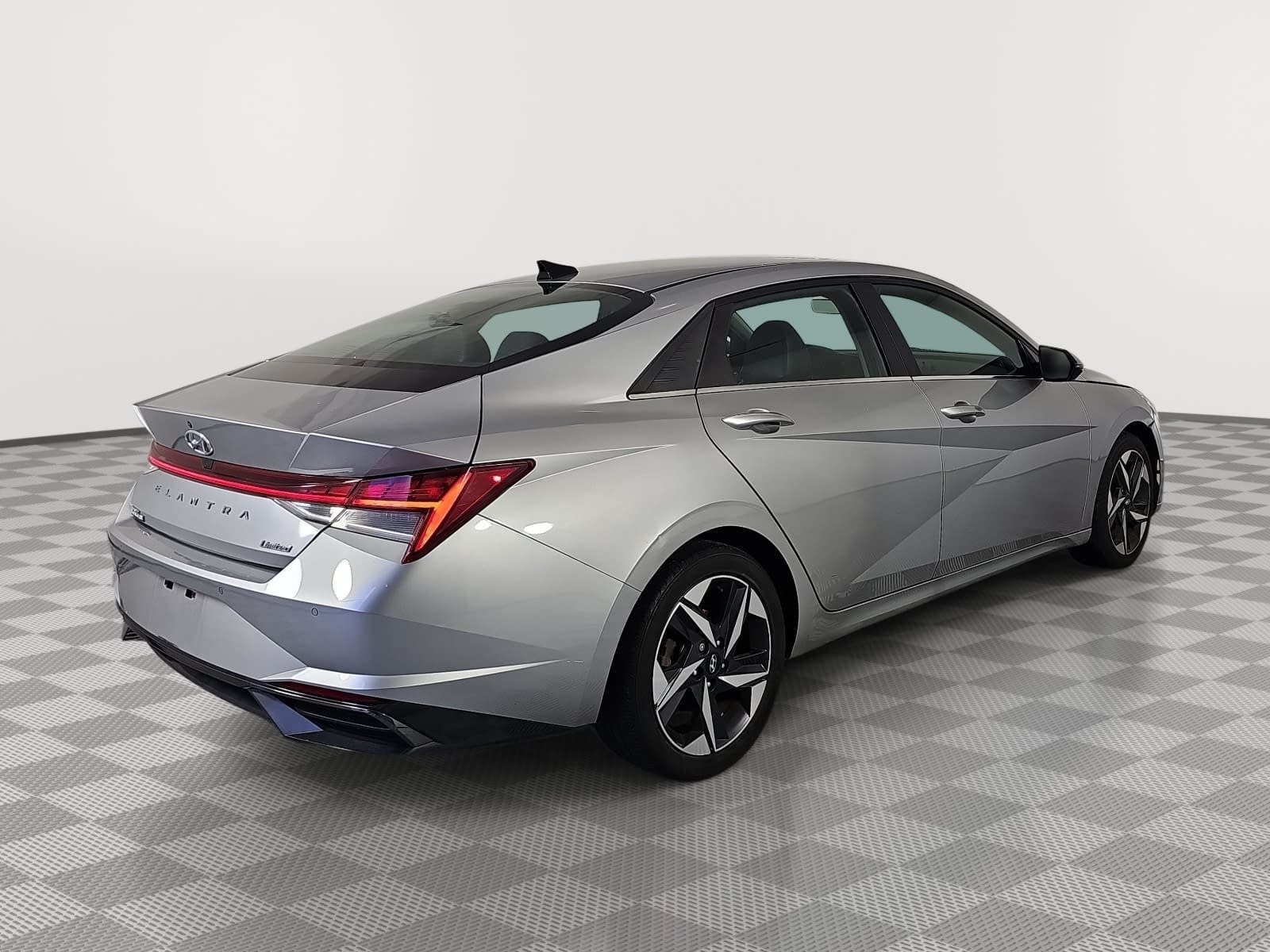 Used 2022 Hyundai Elantra Limited w/ Cargo Package FWD image 8
