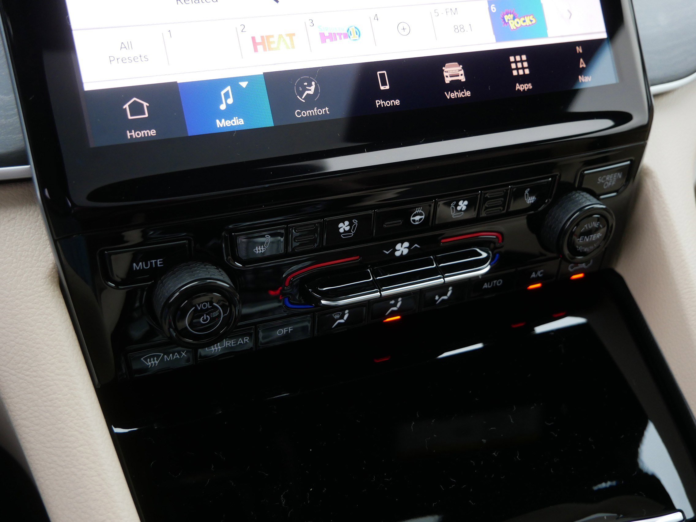 New 2025 Jeep Grand Cherokee Limited w/ Luxury Tech Group II image 13