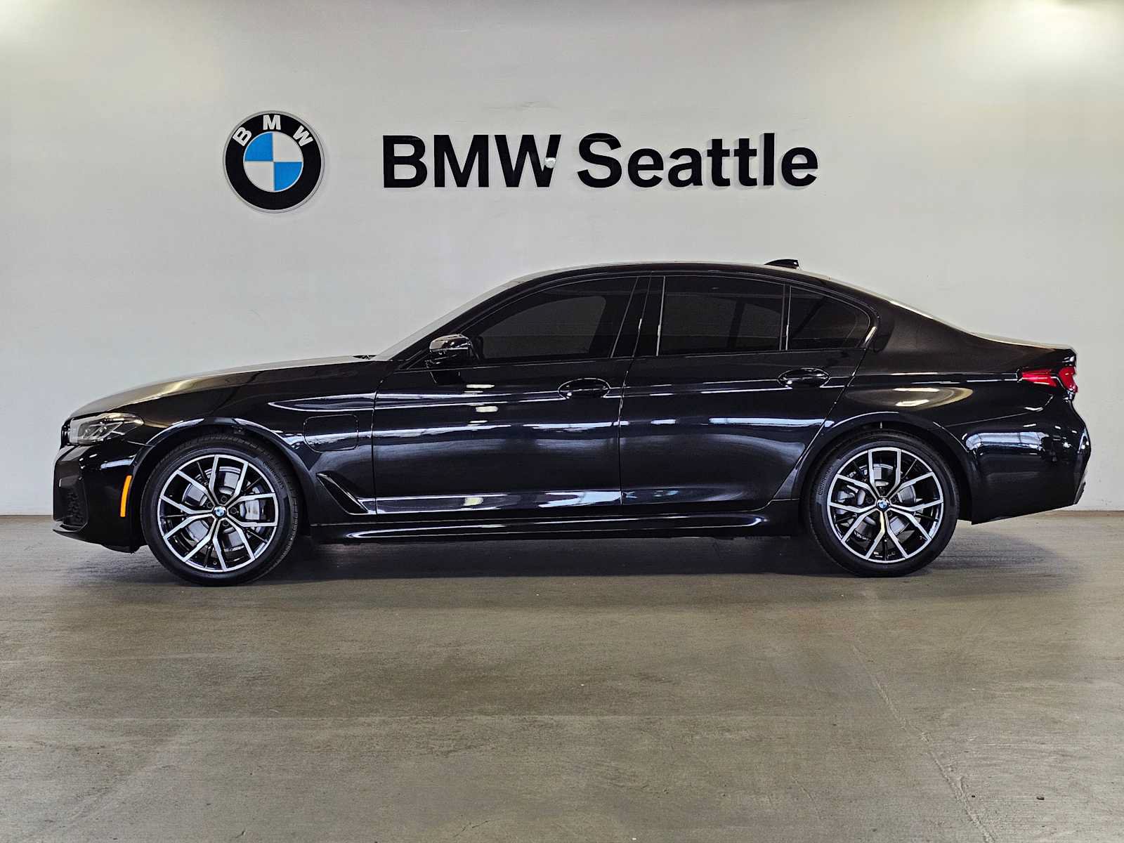 Used 2021 BMW 530e xDrive w/ M Sport Package AWD/4WD image 4