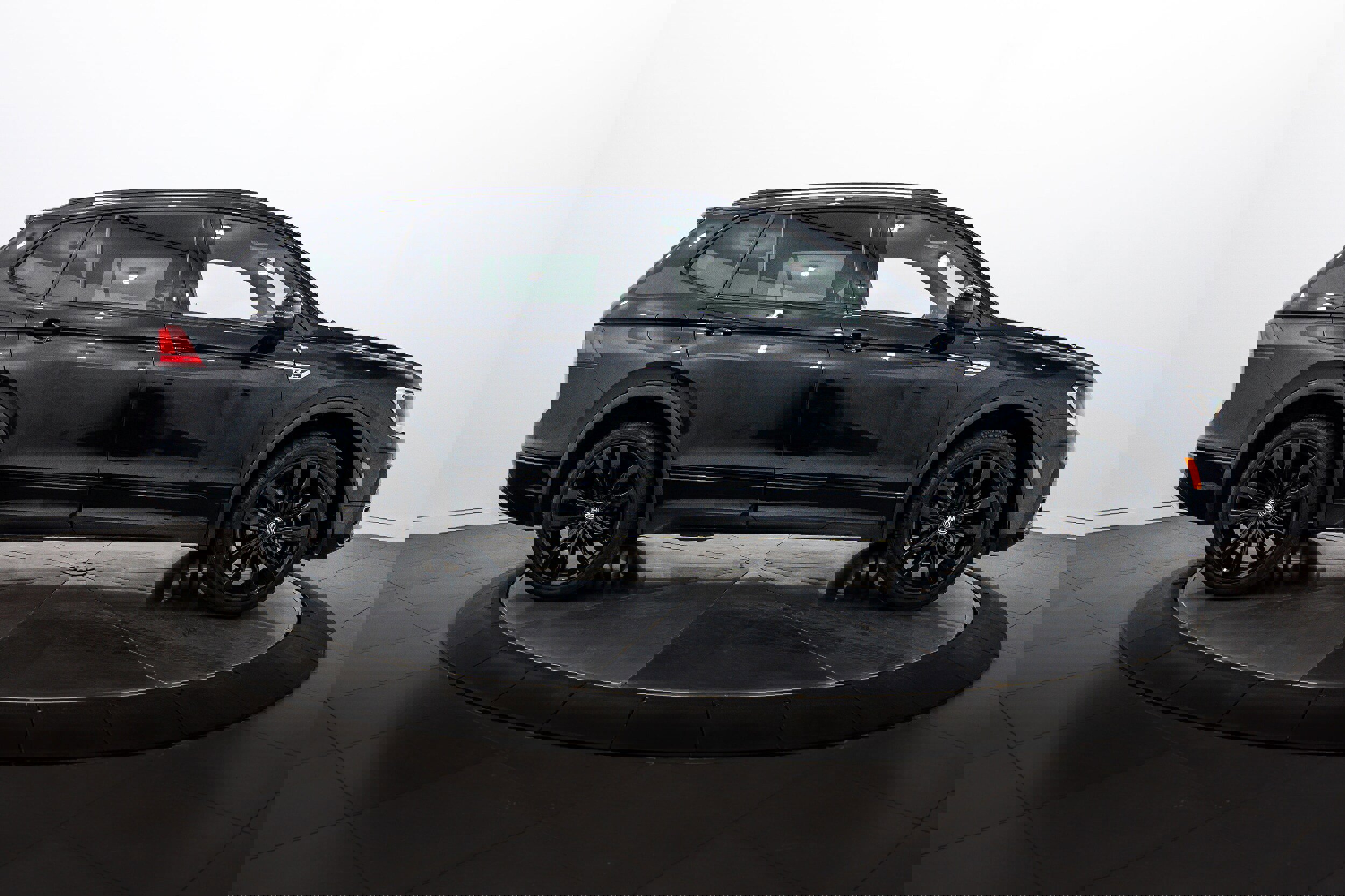 Used 2021 Volkswagen Tiguan SE R-Line image 3