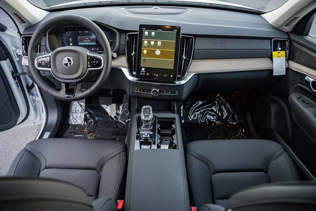 Certified 2025 Volvo XC90 T8 Plus w/ Protection Package Premier image 18