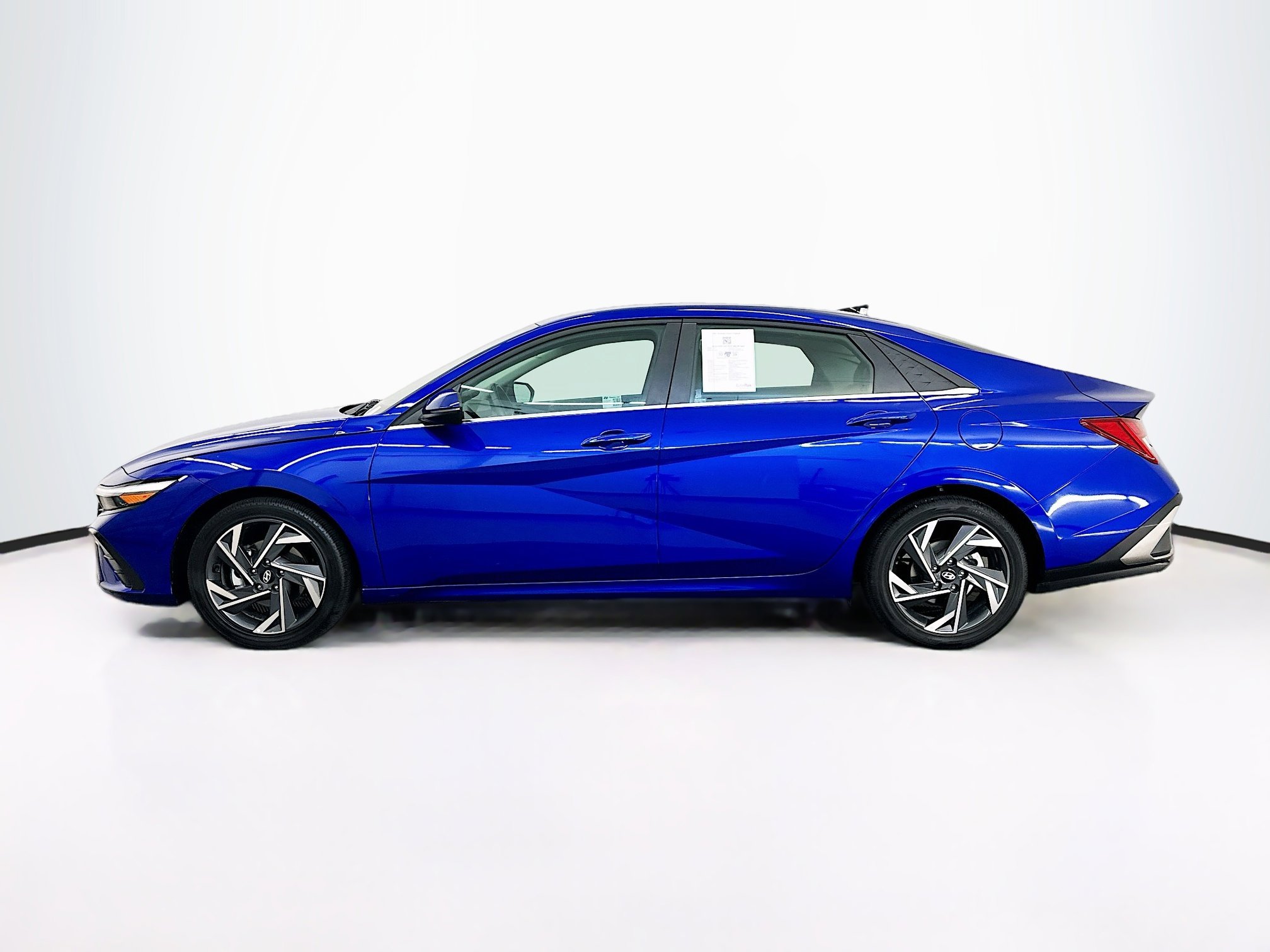 Used 2025 Hyundai Elantra Limited image 4