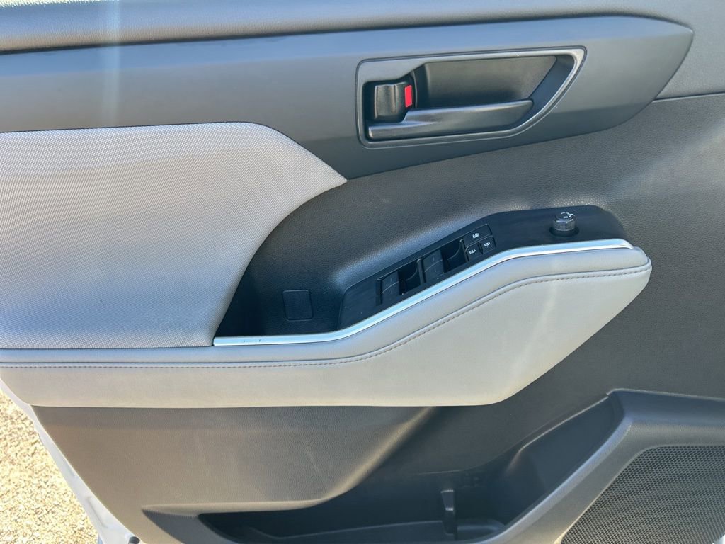 Used 2023 Toyota Highlander L image 12