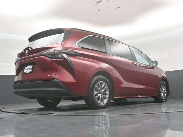 Used 2025 Toyota Sienna XLE FWD image 47
