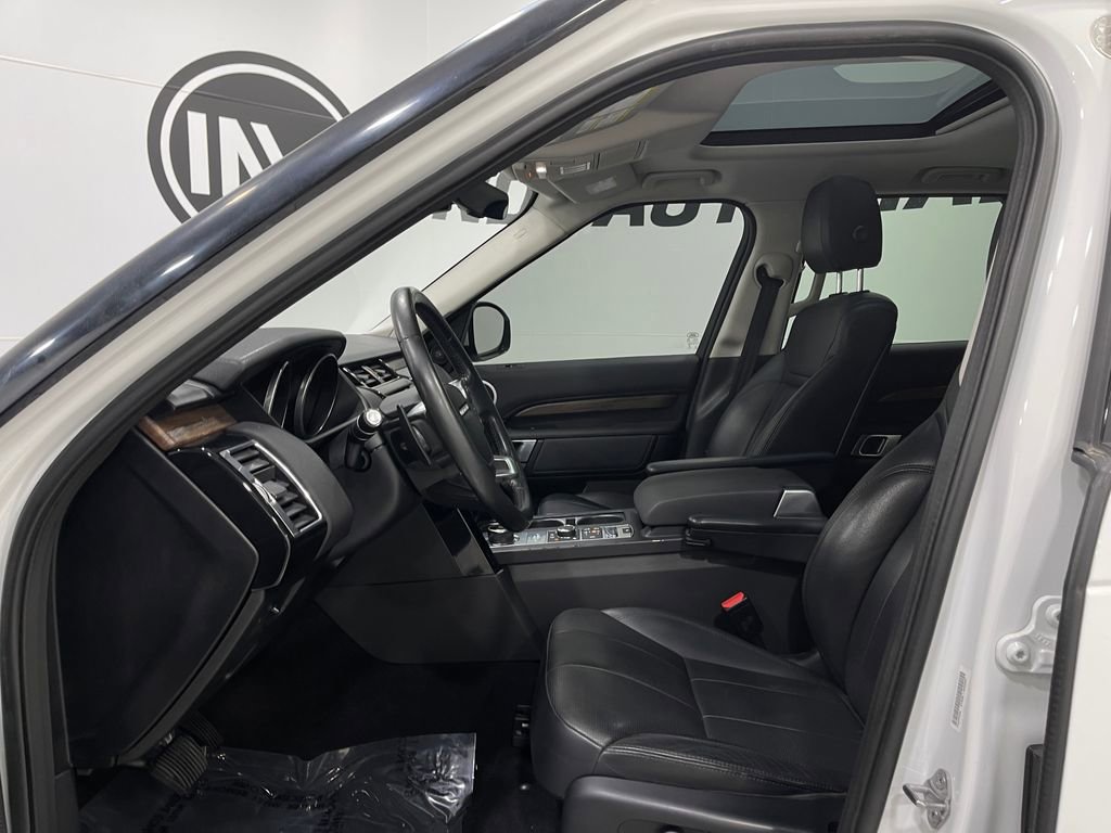 Used 2017 Land Rover Discovery SE image 13