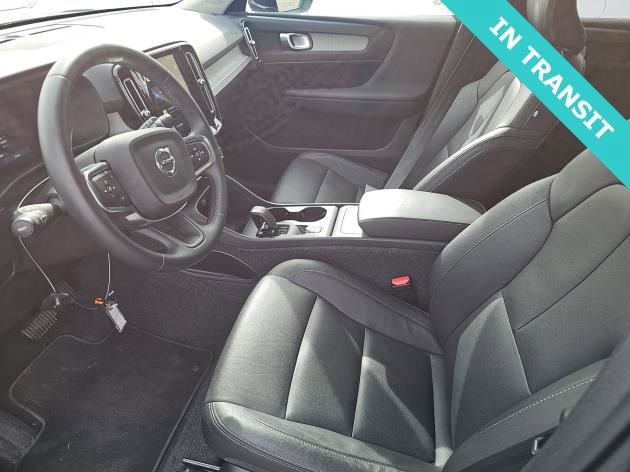 Used 2025 Volvo XC40 B5 Core AWD/4WD image 2