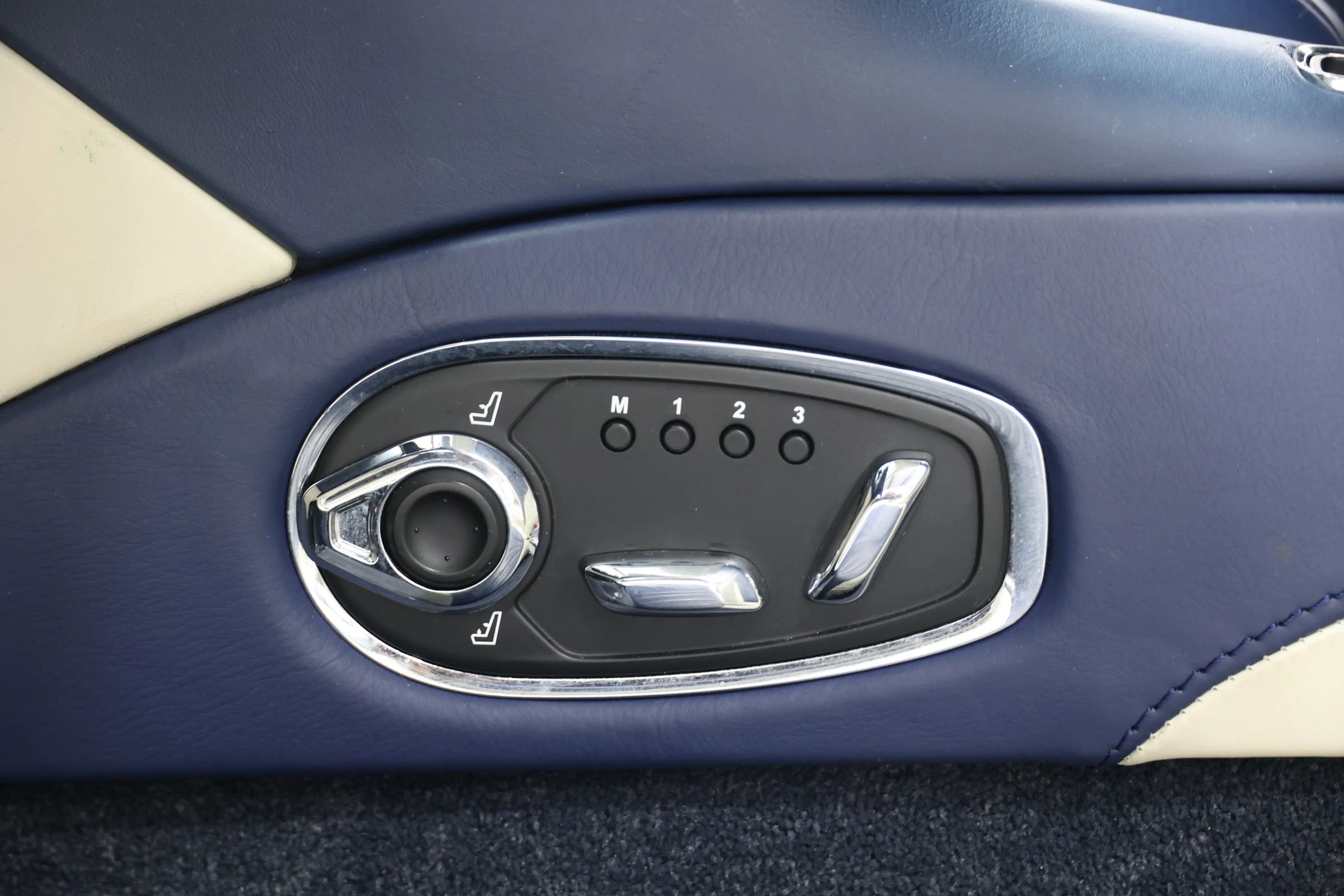 Used 2017 Aston Martin DB11 V12 image 25