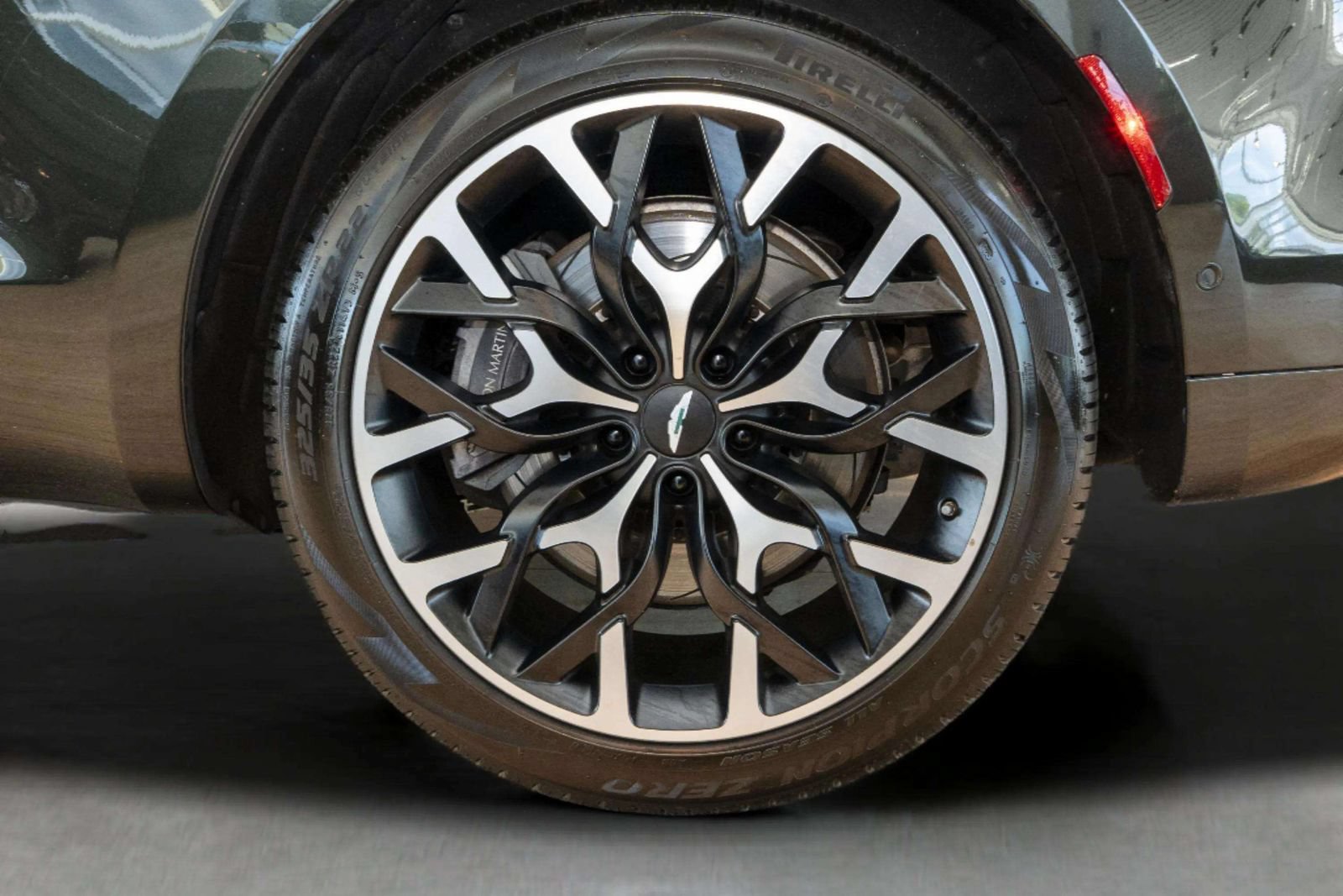 Used 2024 Aston Martin DBX AWD/4WD image 10
