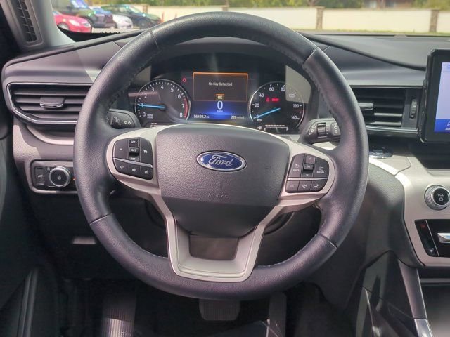 Used 2022 Ford Explorer XLT w/ Equipment Group 202A RWD image 16