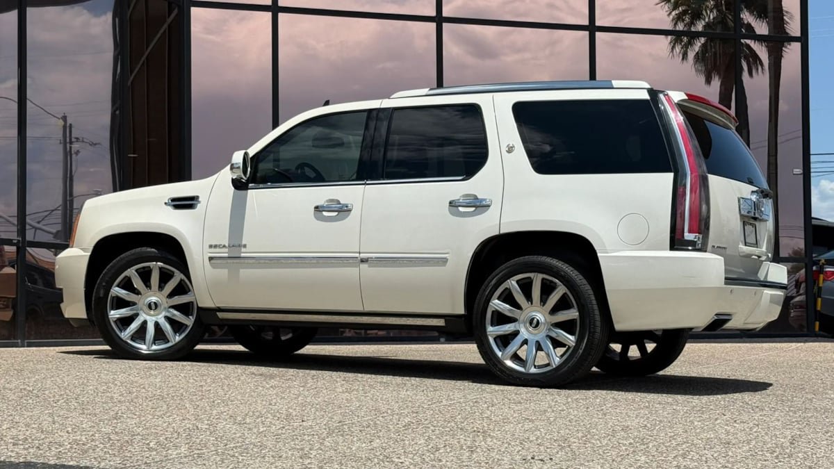 Used 2013 Cadillac Escalade Platinum AWD/4WD image 6