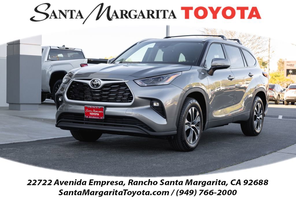 Certified 2025 Toyota Highlander XLE image 1