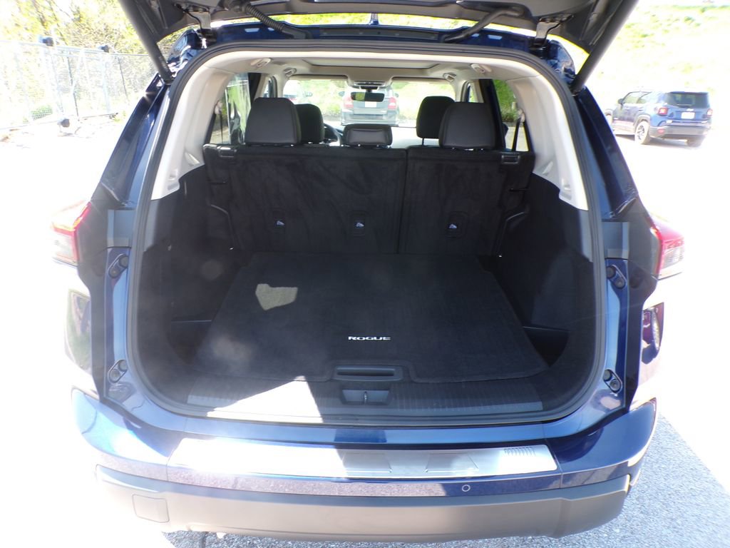 Used 2024 Nissan Rogue SV w/ SV Premium Package image 8