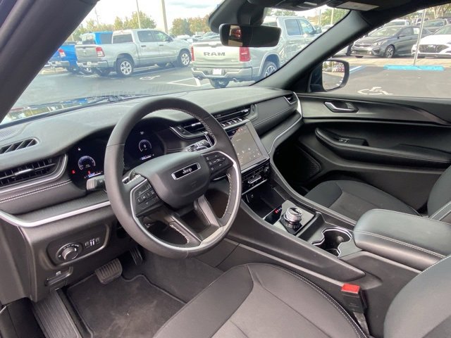 Used 2025 Jeep Grand Cherokee Laredo X w/ Luxury Tech Group I image 12