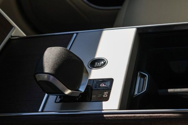 New 2025 Land Rover Range Rover Long Wheelbase SE image 19