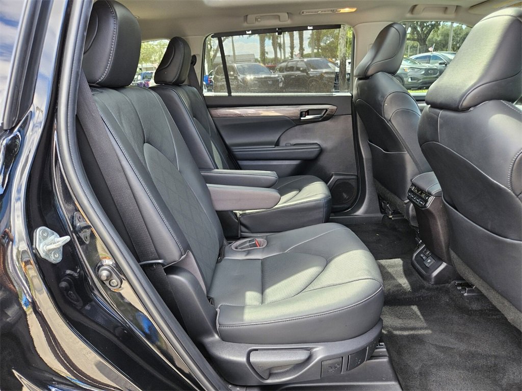 Used 2022 Toyota Highlander Platinum image 12