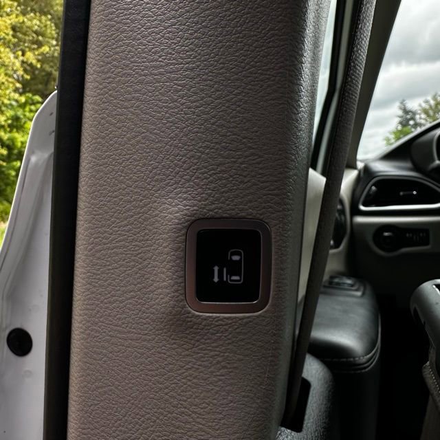 Used 2023 Chrysler Pacifica Touring-L FWD image 13