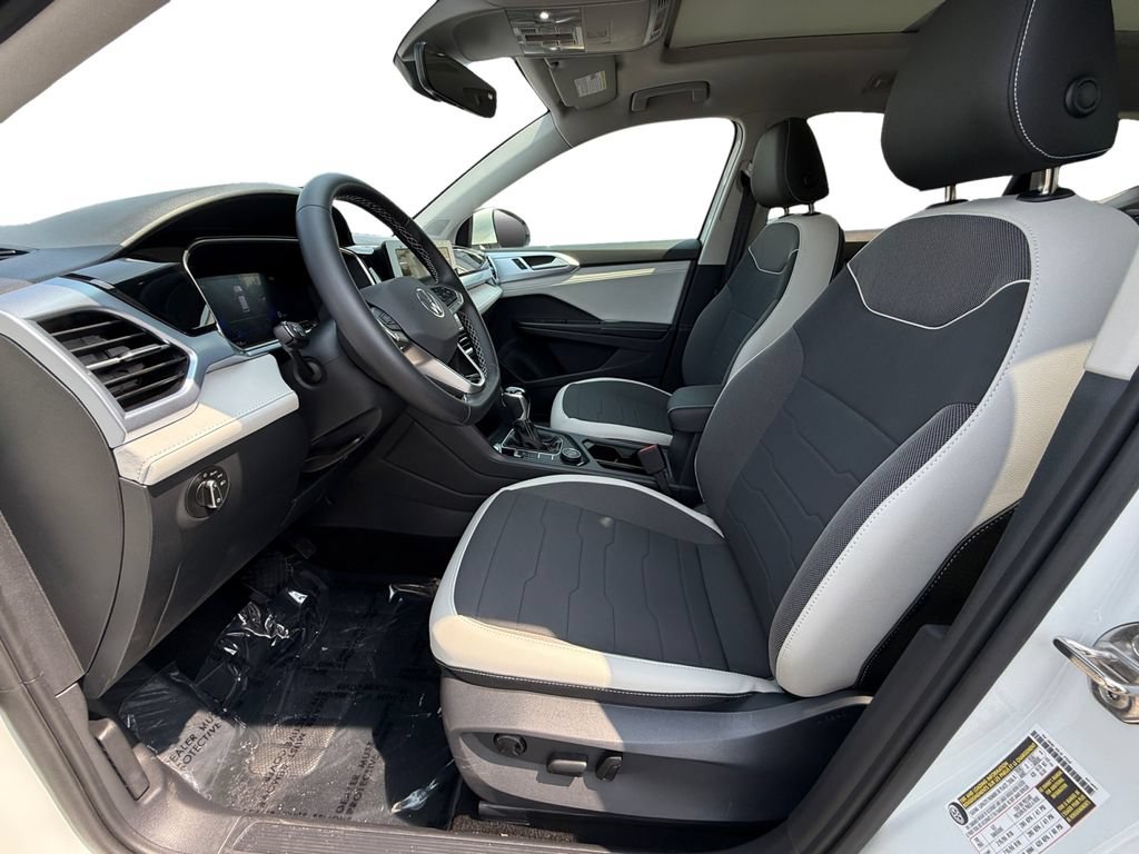 Used 2025 Volkswagen Taos SE w/ Panoramic Sunroof Package AWD/4WD image 9