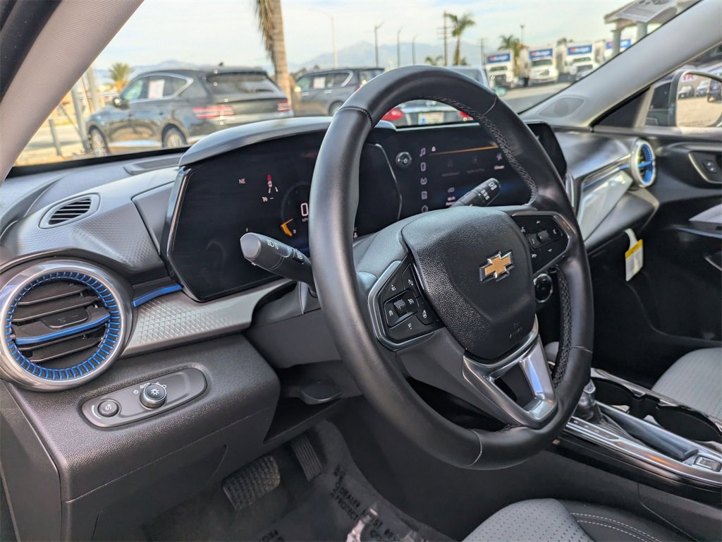 Used 2025 Chevrolet Trax LT w/ LT Convenience Package image 15