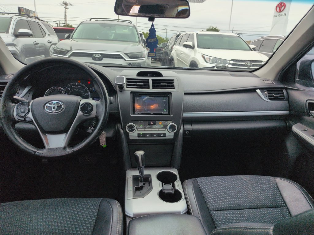 Used 2014 Toyota Camry SE w/ Moonroof Package FWD image 13