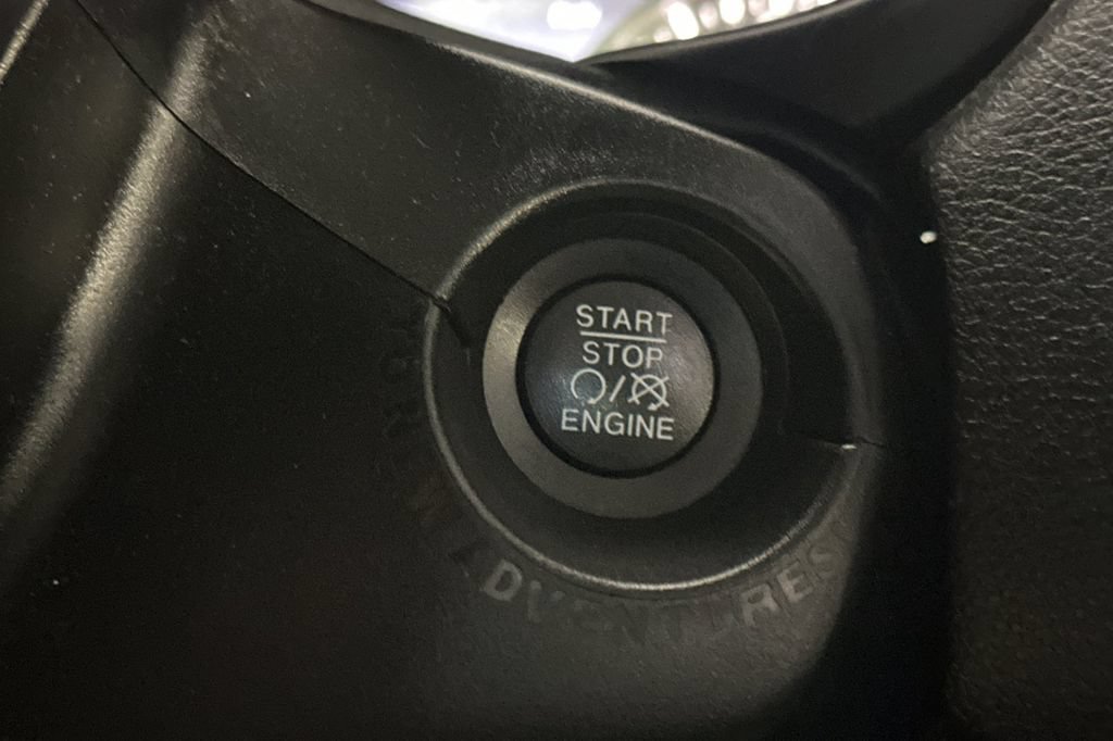 Used 2019 Jeep Renegade Limited w/ UConnect 8.4 Nav Group FWD image 24