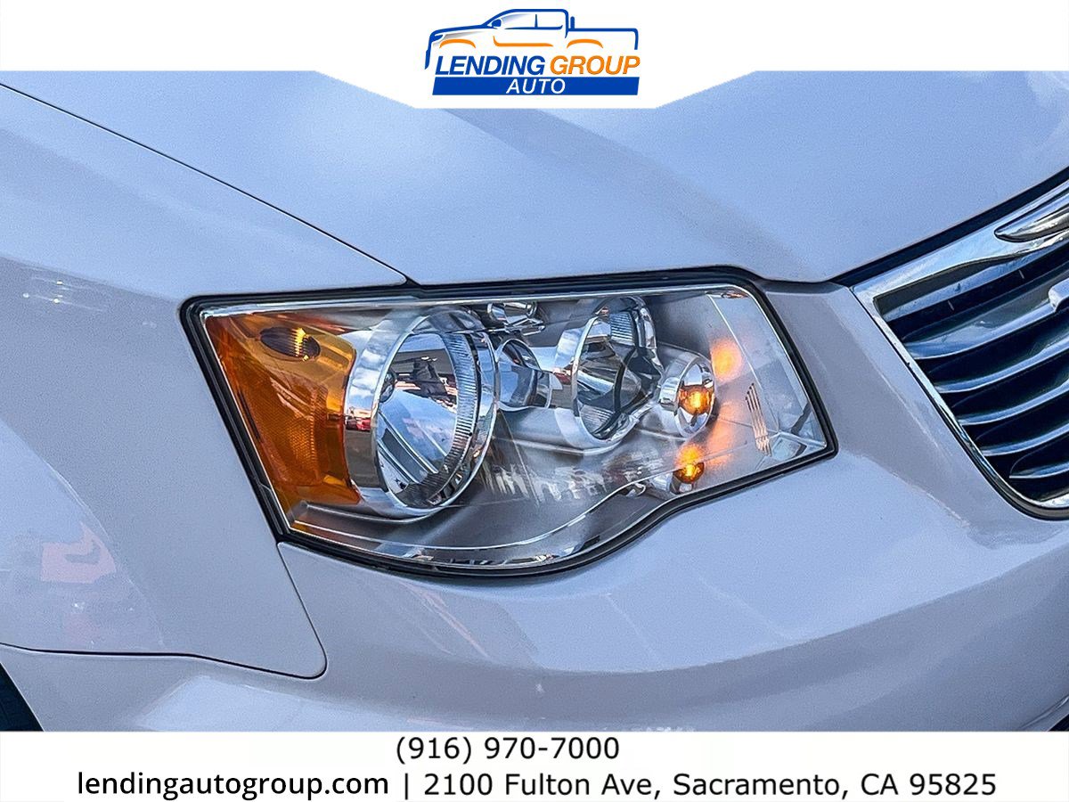 Used 2016 Chrysler Town & Country Touring image 7