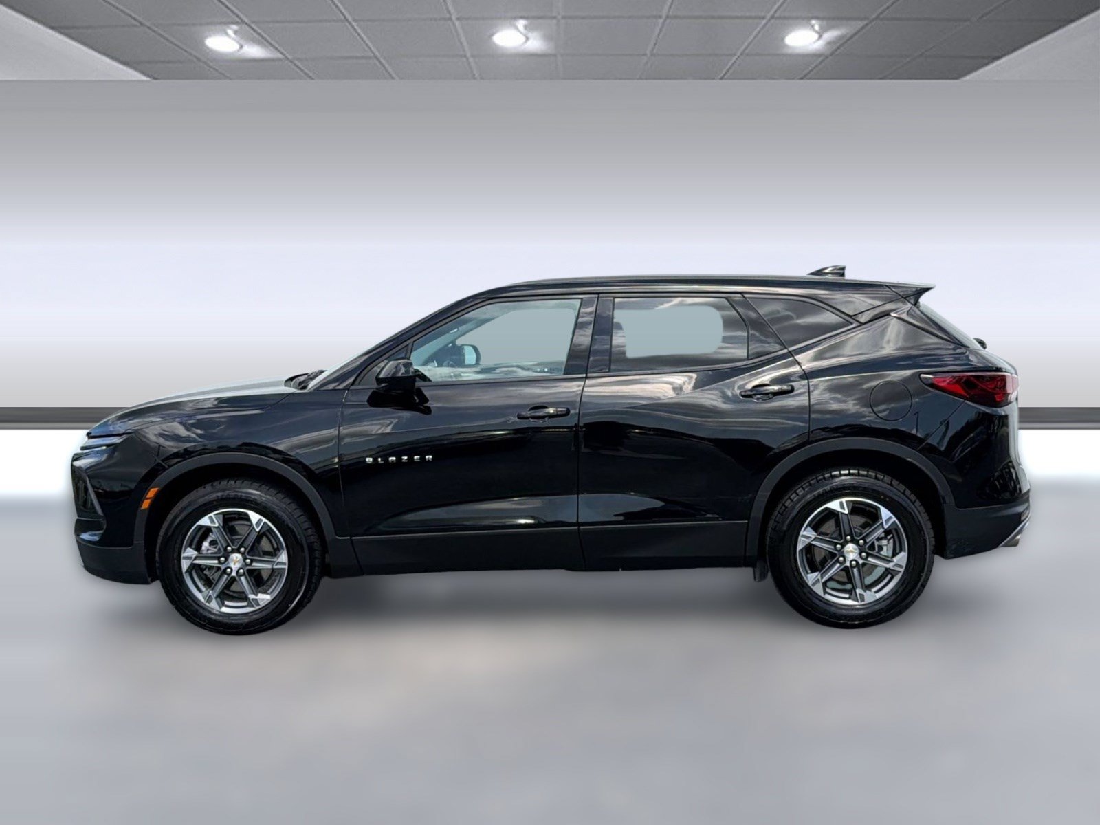 Used 2025 Chevrolet Blazer LT FWD image 2