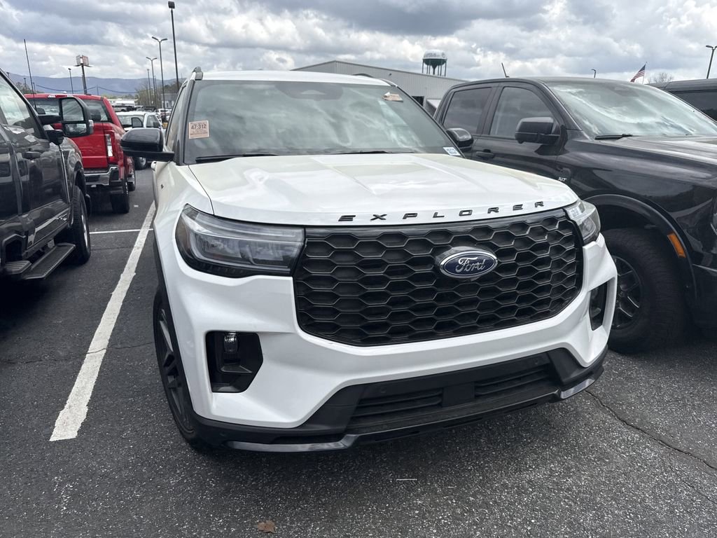 Used 2025 Ford Explorer ST-Line w/ Premium Package image 4