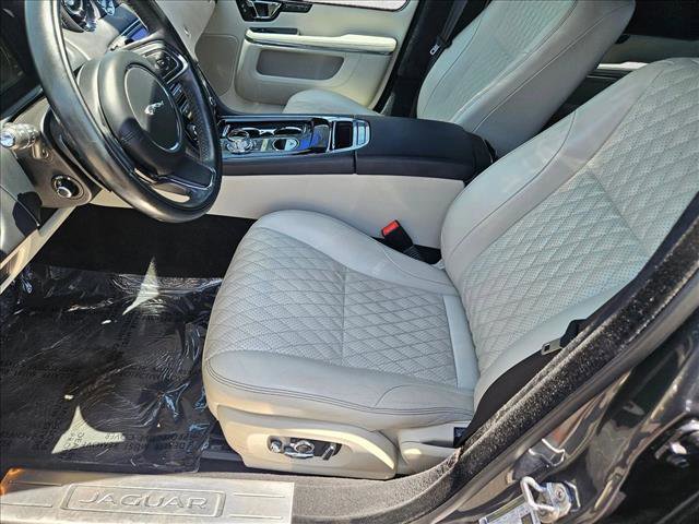 Used 2017 Jaguar XJ L Portfolio RWD image 17