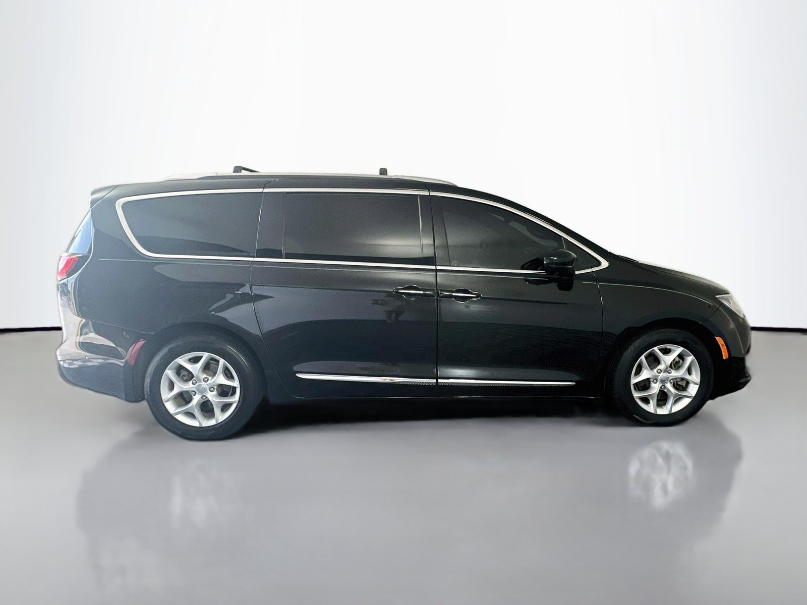 Used 2020 Chrysler Pacifica Touring-L Plus w/ Tire & Wheel Group FWD image 8